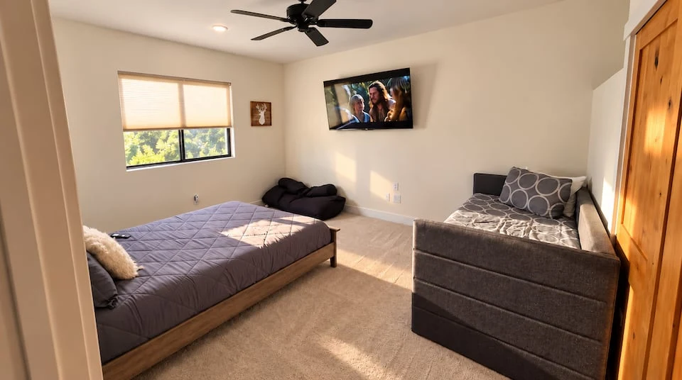 Second bedroom with a queen bed and daybed